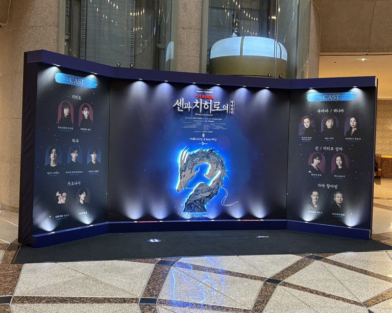 キャスト紹介パネル